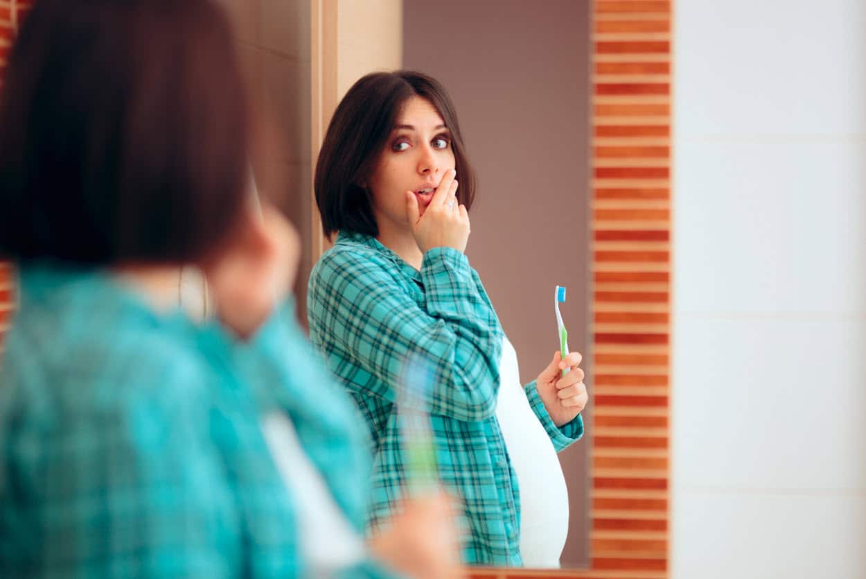 pregnant-woman-with-toothache-and-gum-problems